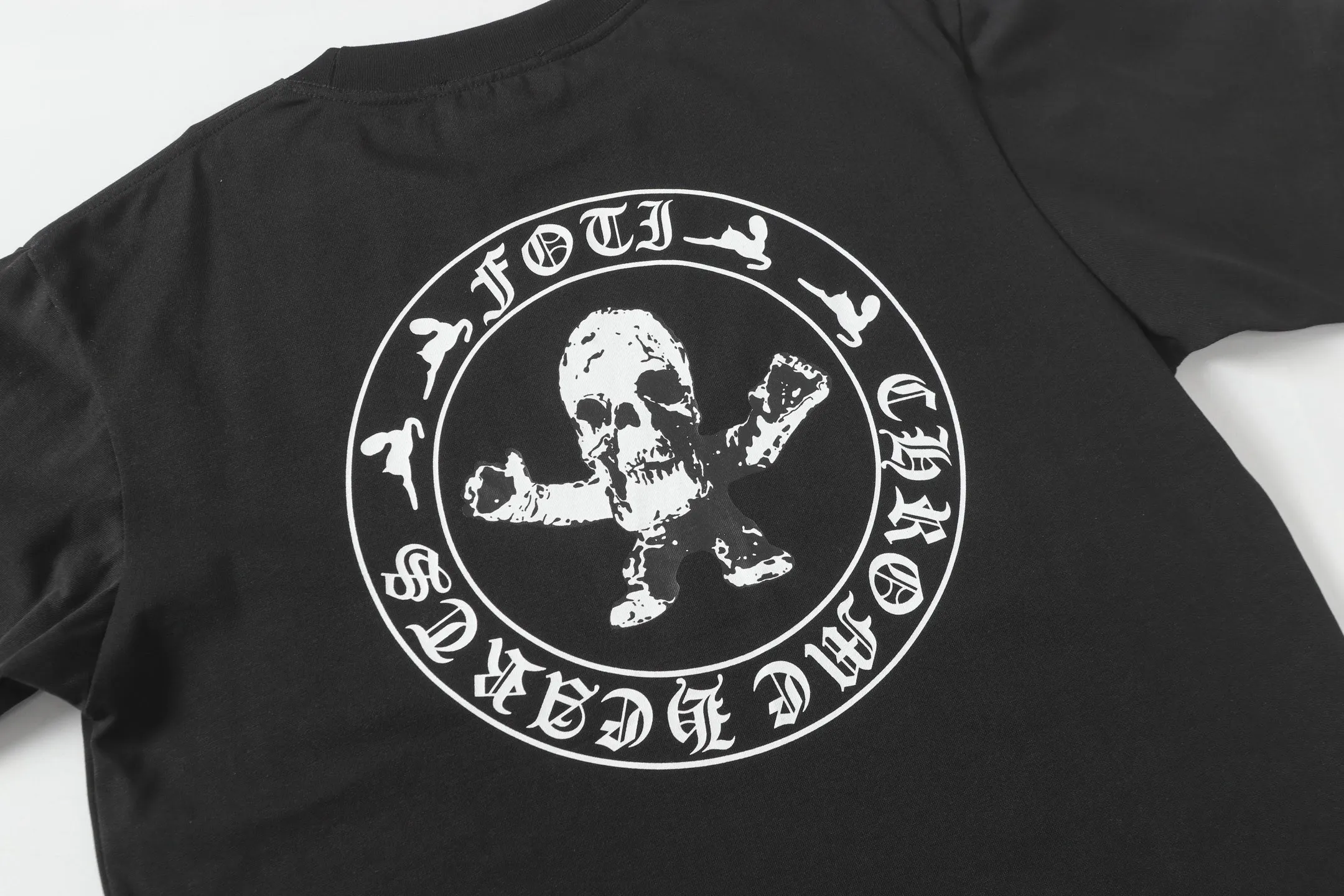 🅿️160 Chrome hearts ch Chrome hearts little monster printed short-sleeved t-shirt. Large version. Loose and stylish. Low version, slim and long version, upper body and crotch pull. 100% commitment: top quality, not fast food. The highest version on the market. Top quality, 280g, 26 counts of custom-dyed double yarn cotton, same style for men and women, complete with three standards. Color: black, white Size: XS-L